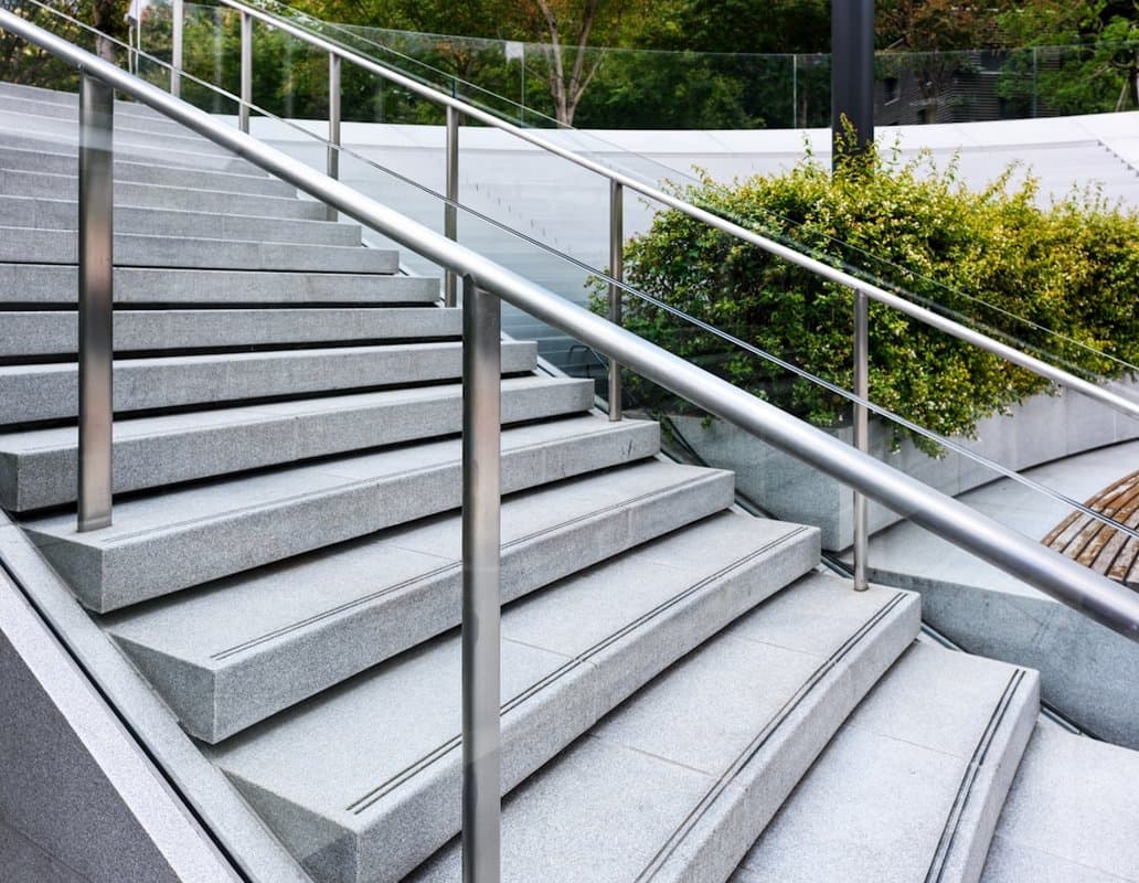 Detaljbild på ett specialtillverkat rostfritt räcke som kombinerar hög säkerhet med modern och elegant design för industri och hem.