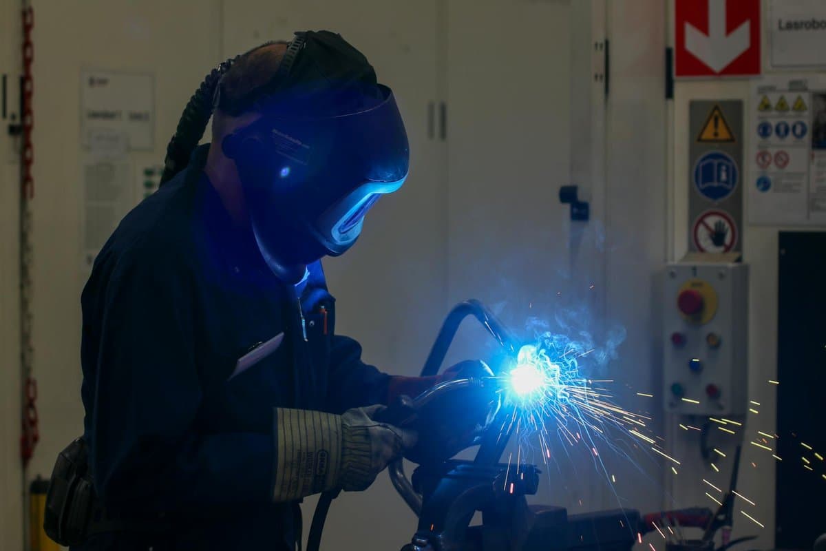 TIG-svetsning av rostfria industriella rör och stålkonstruktioner för maximal hållbarhet och korrosionsbeständighet.