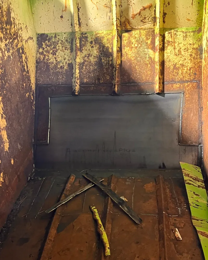Ny stålplåt insvetsad i gaveln inuti en rostig container