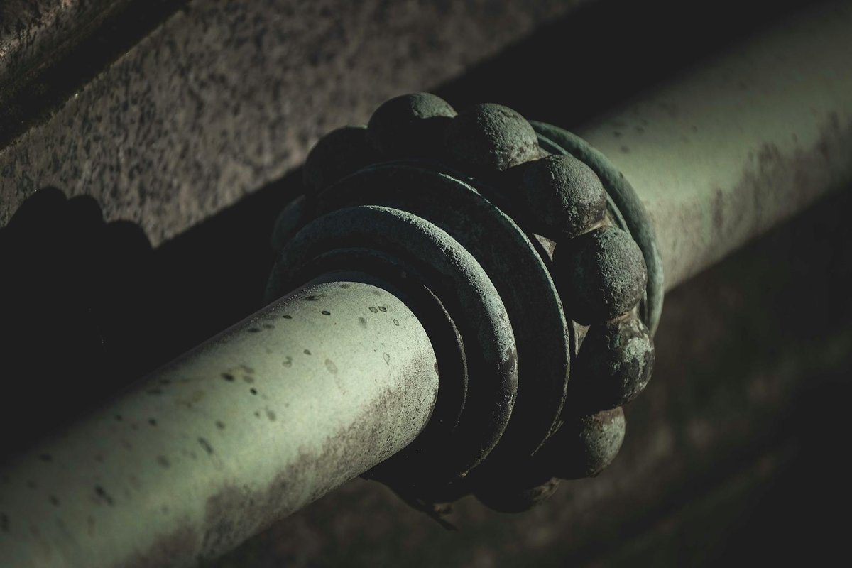 Närbild på ett pulverlackerat metallräcke med integrerad belysning och stilren design
