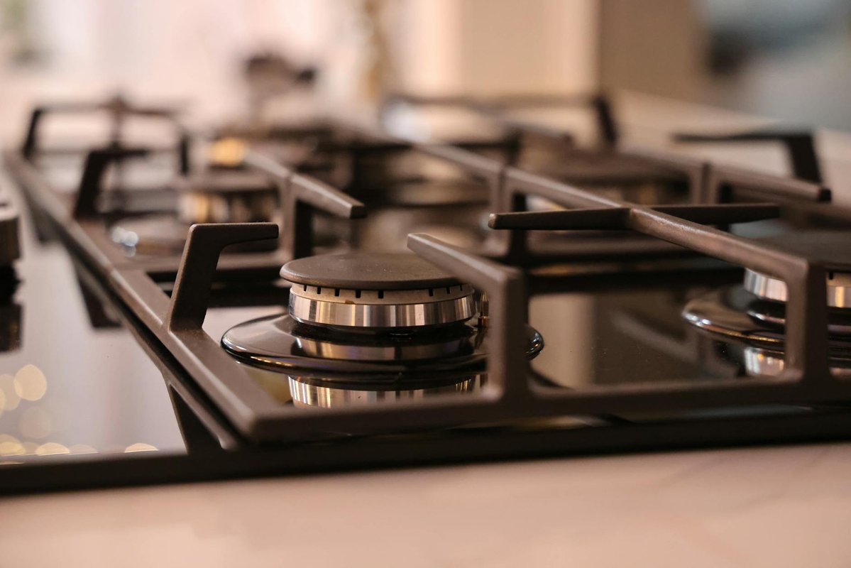 Industriellt kök helt i rostfritt stål som visar materialets hygieniska egenskaper