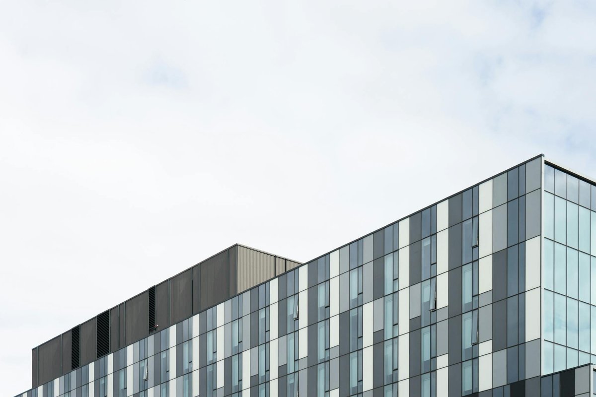 Modern arkitektur med detaljer i blankt rostfritt stål som speglar omgivningen