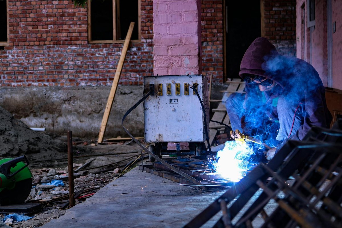 TIG-svetsning av rostfritt stål med hög precision och stark ljusbåge i verkstad