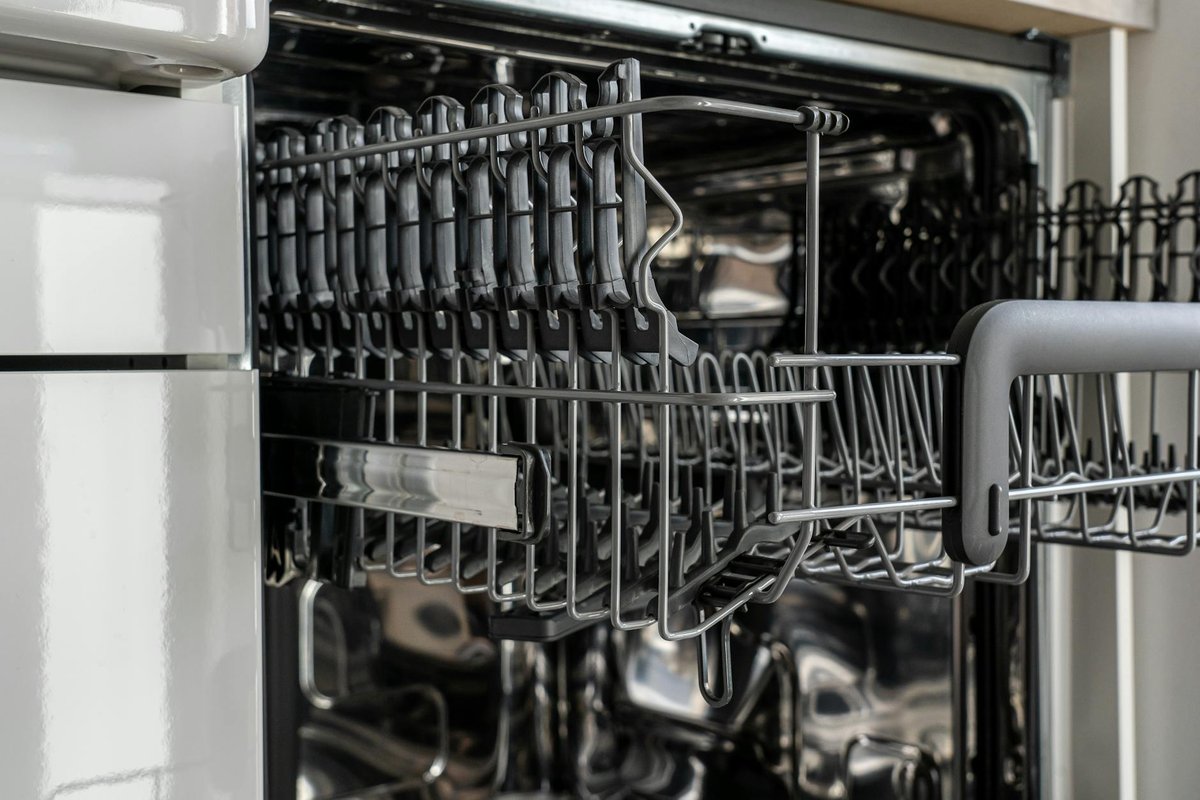 Specialtillverkade hyllor i rostfritt stål i ett modernt kommersiellt restaurangkök