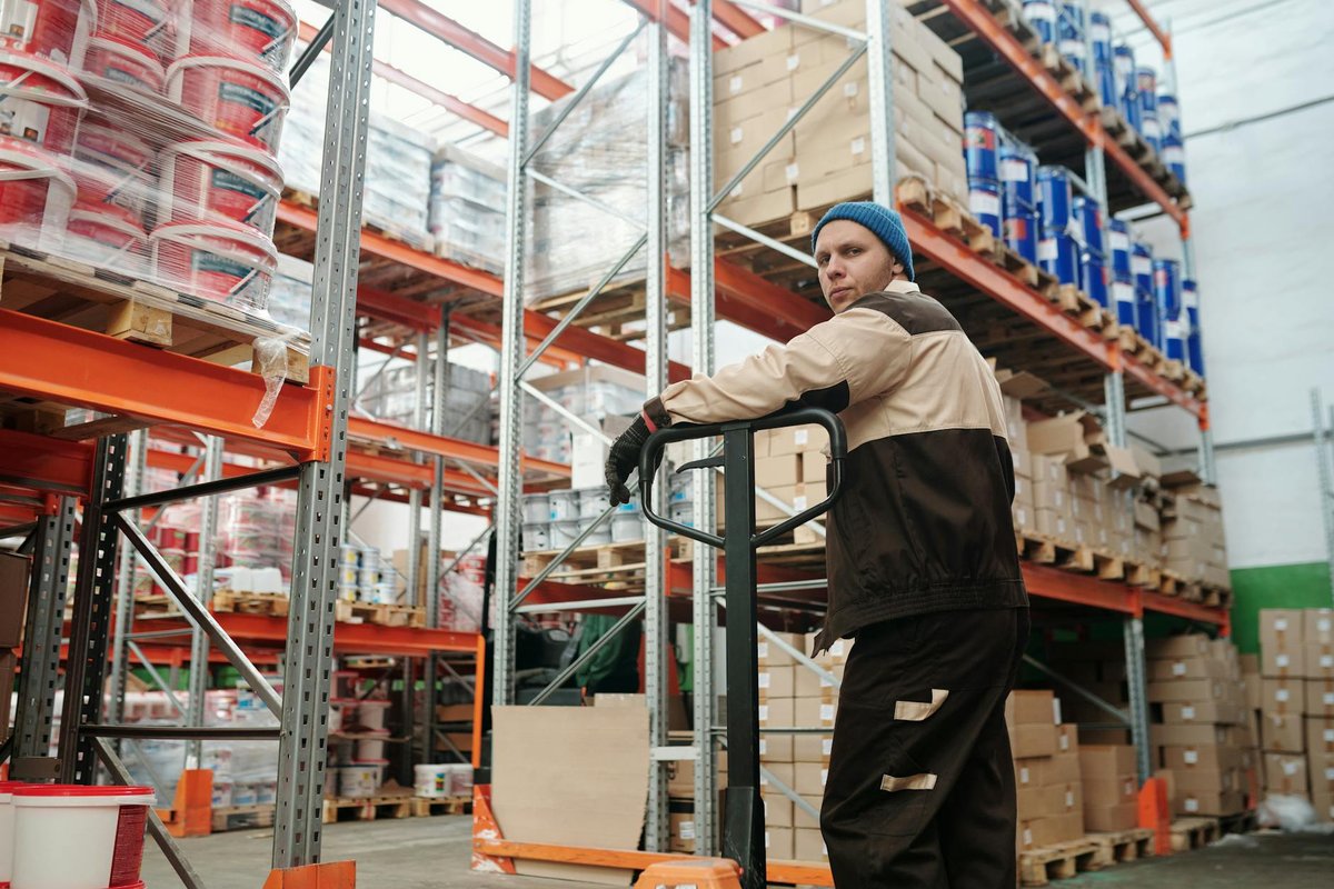 Kraftiga industriella hyllor i stål för lager och fabrik