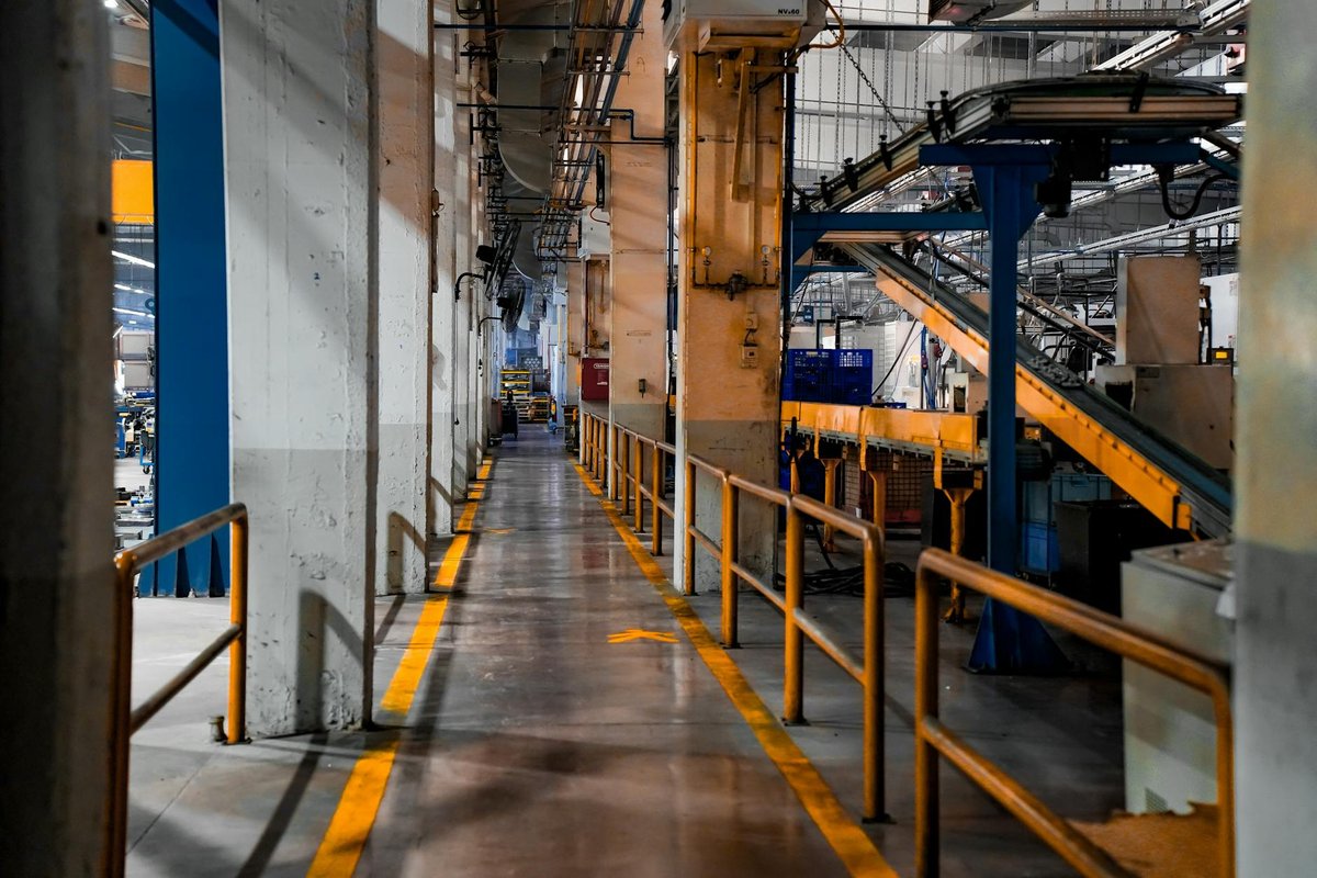 Säkerhetsräcken i metall installerade i en industriell fabrik