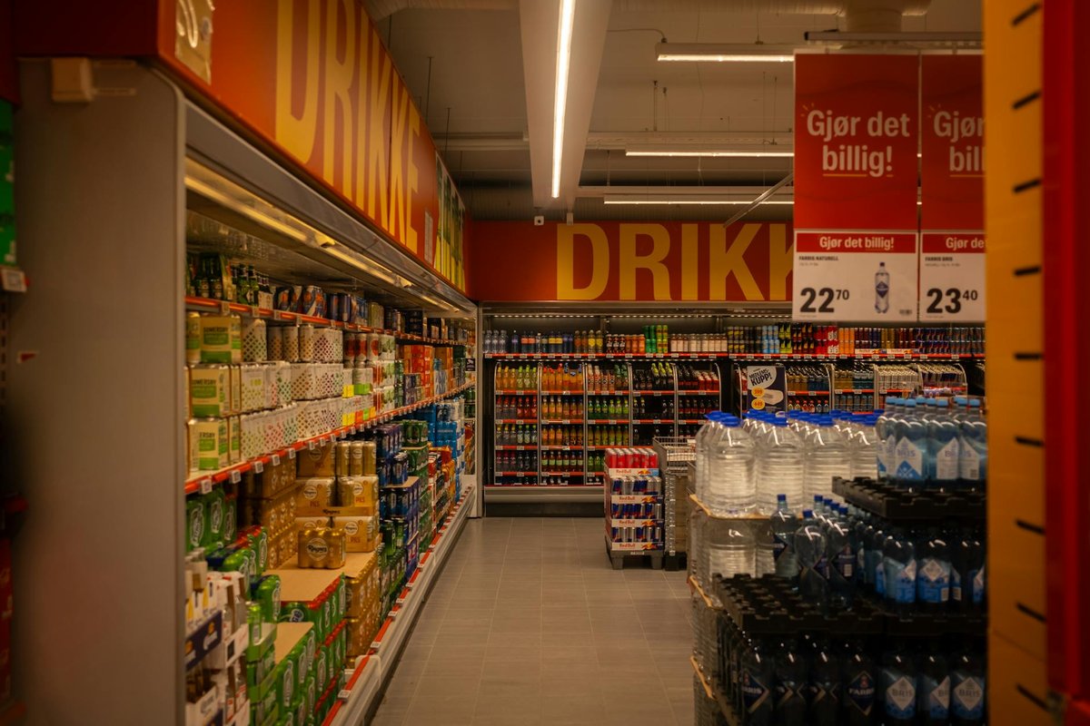 Estetiskt tilltalande metallhyllor i en modern kommersiell butiksmiljö