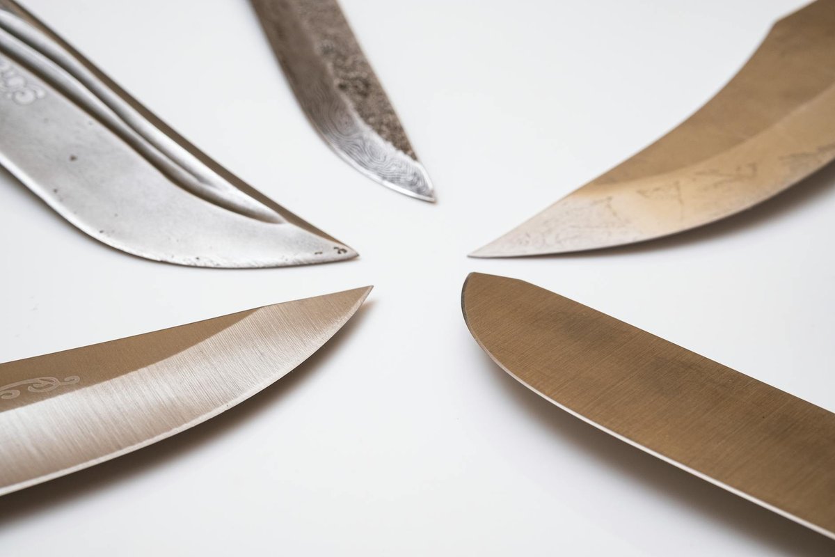 Rostfri metallkonstruktion i ett modernt kommersiellt restaurangkök