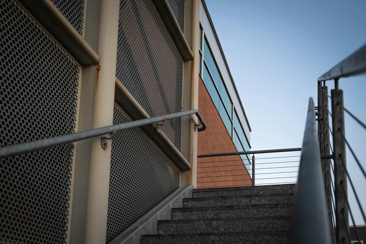 Rostfri trappa och räcke i en modern kommersiell företagsmiljö