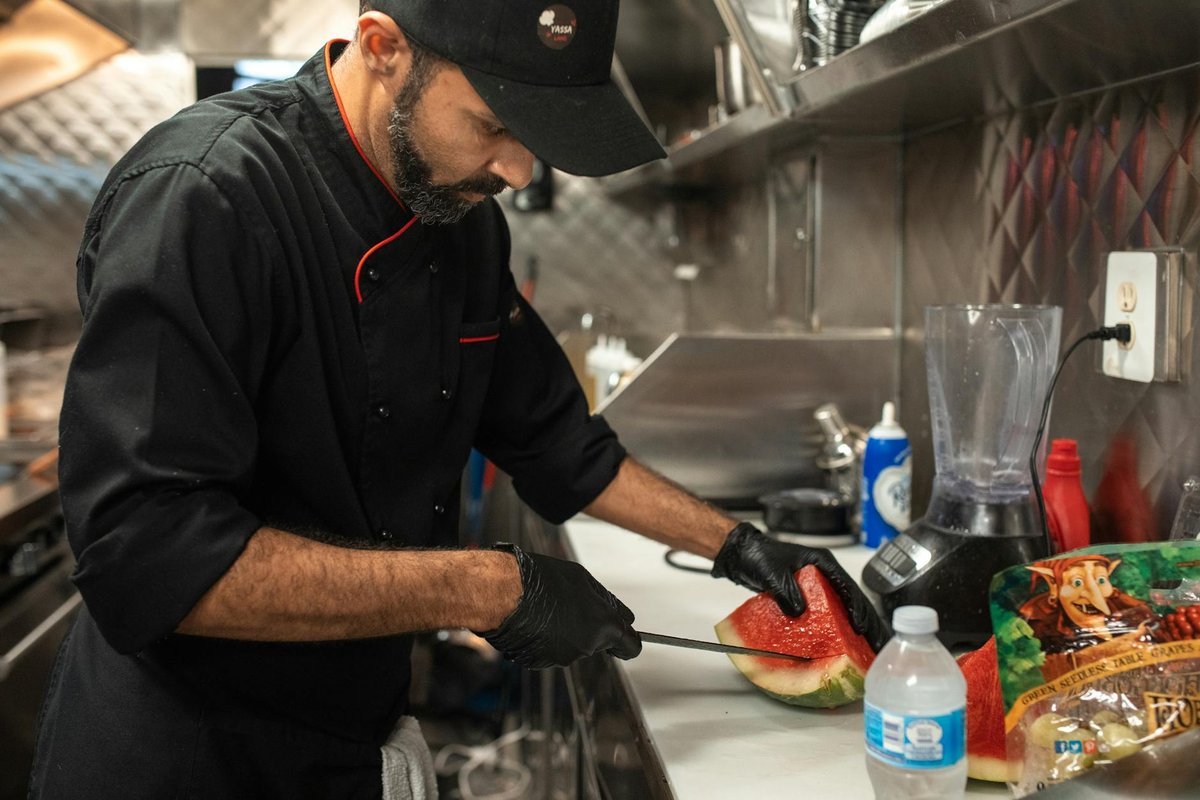 Specialanpassat rostfritt bord i ett professionellt restaurangkök med integrerad diskho