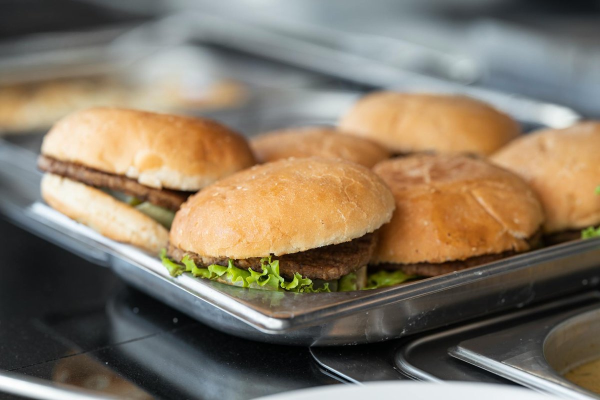 Platsbyggt utekök och grillstation i rostfritt stål för en exklusiv trädgård