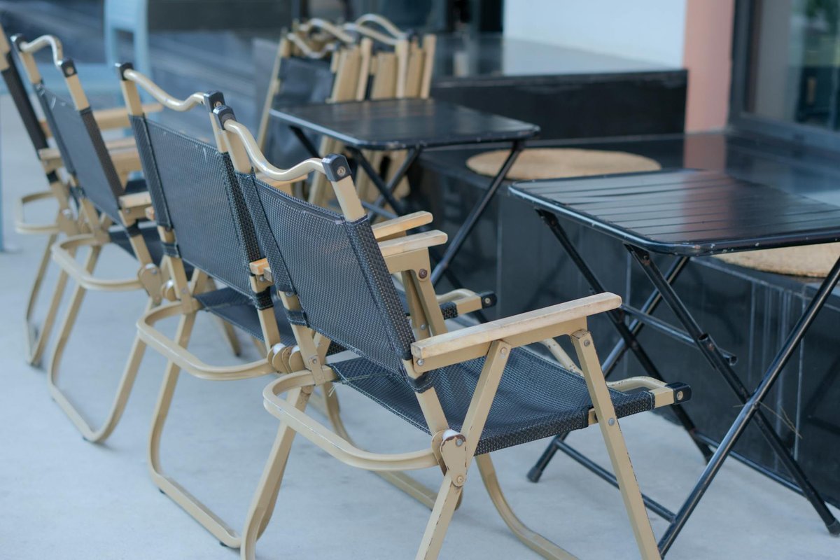 Modern uteplats med stilrena stålbord och bänkar i minimalistisk design