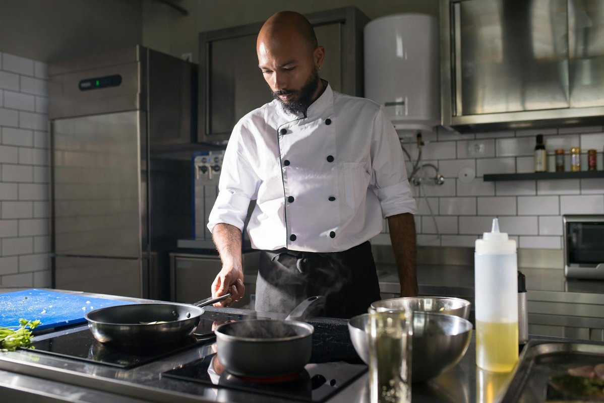 Professionellt storkök med robusta rostfria arbetsbänkar och utrustning