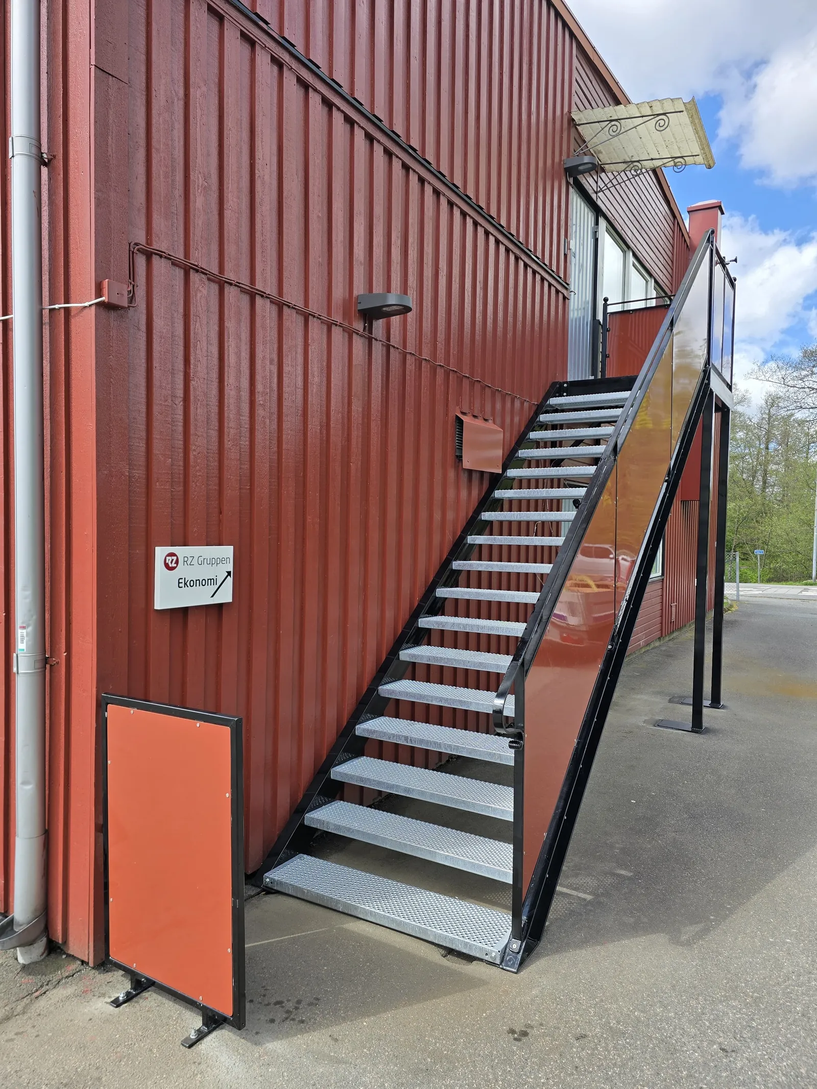 Utvändig ståltrappa med räcke