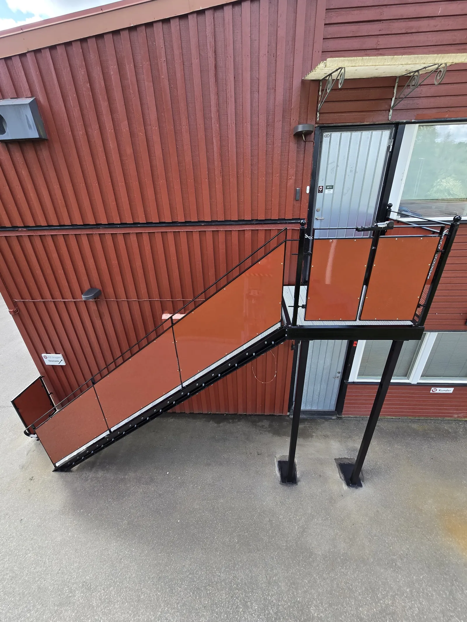 Utvändig ståltrappa med räcke