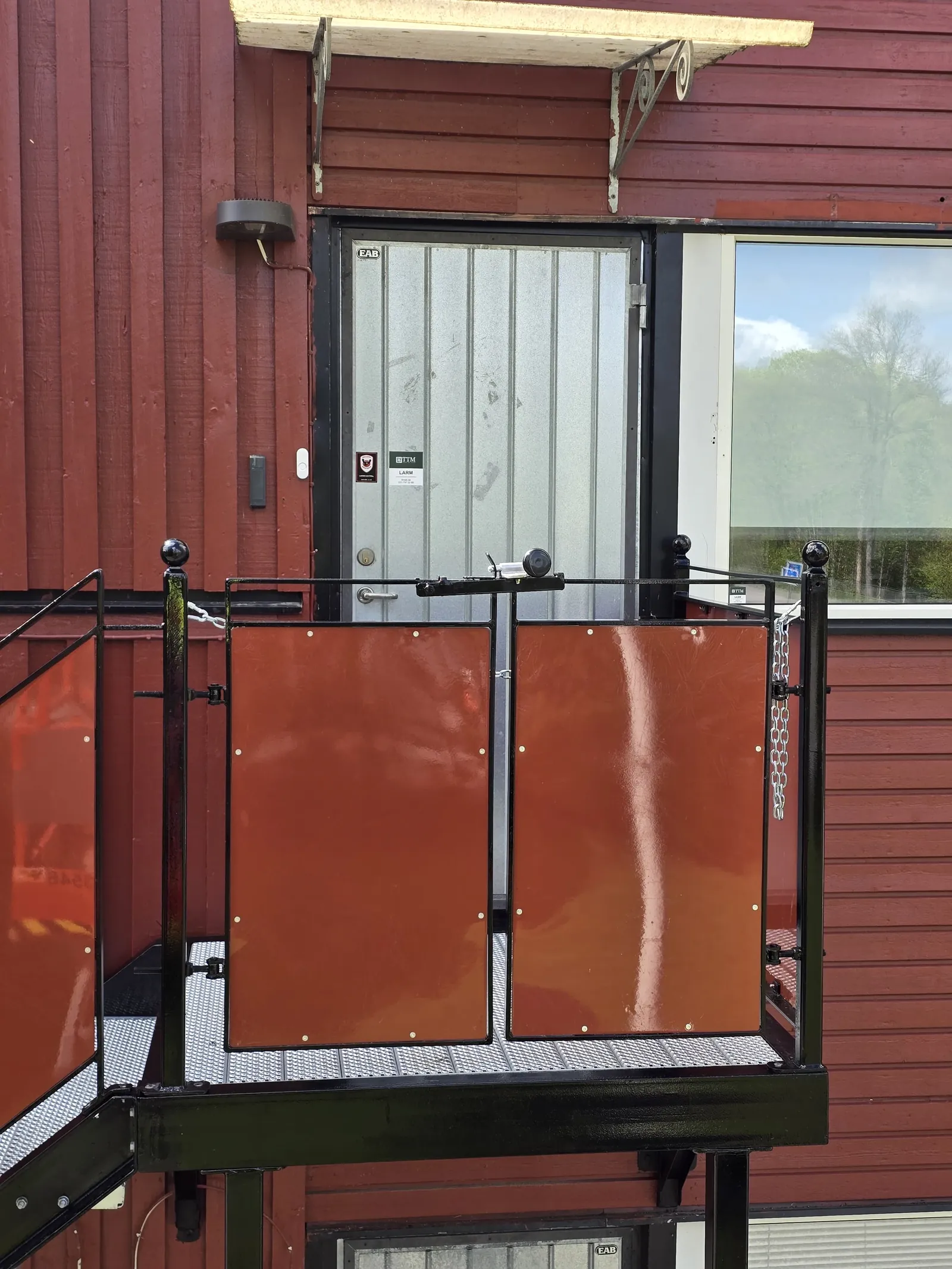 Utvändig ståltrappa med räcke