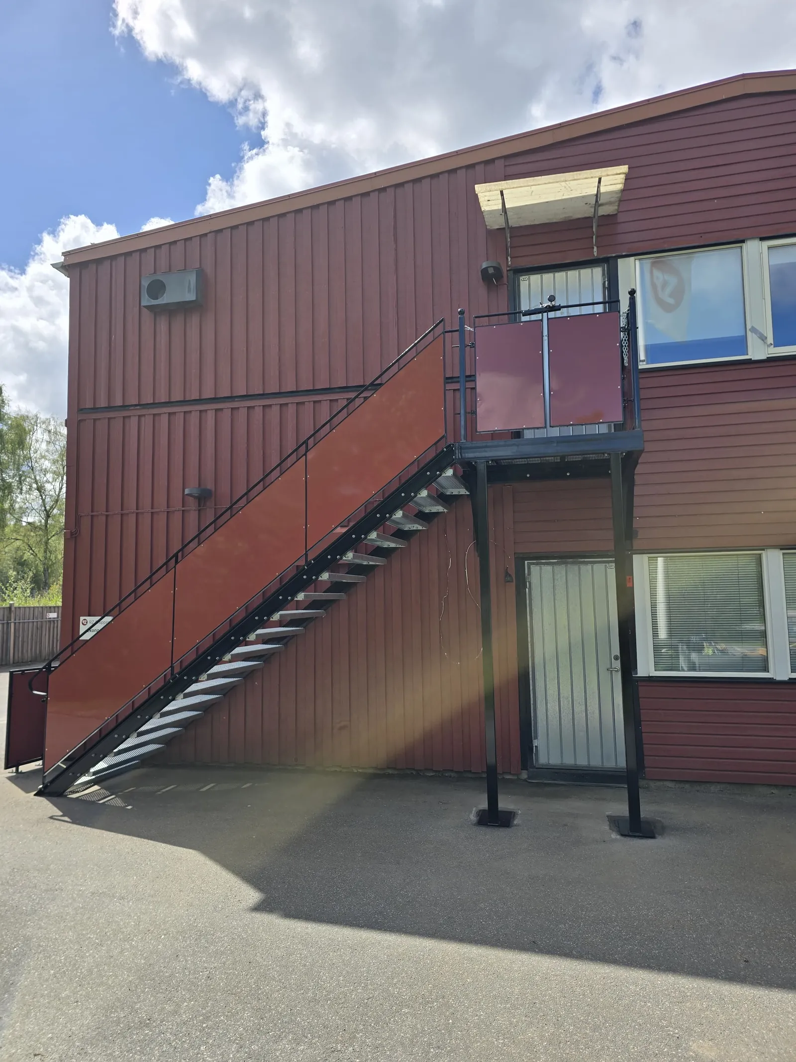 Utvändig ståltrappa med räcke
