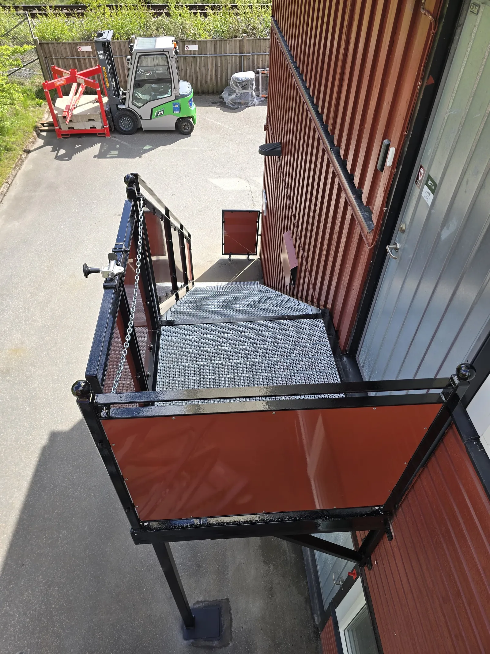 Utvändig ståltrappa med räcke
